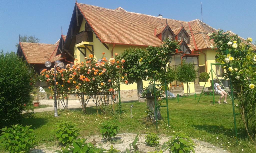 Aparthotel Vakacio Ueduelo Révfülöp Exteriér fotografie